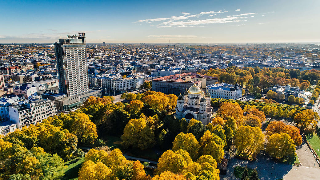 Auf diesem Bild ist ein Park in einer großen Stadt in Lettland 