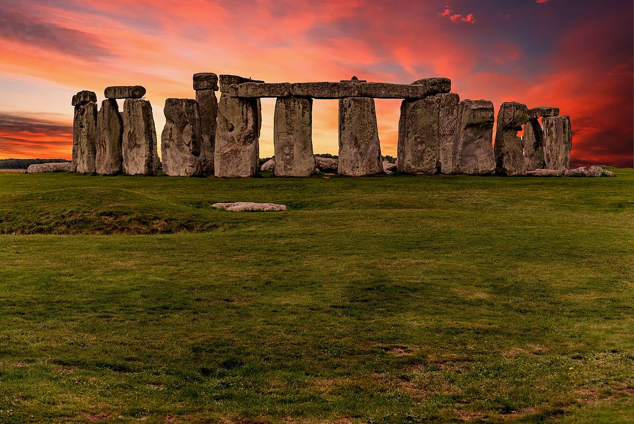 Auf diesem Bild sieht man die Stonehenge Stones im Blutroten Himmel