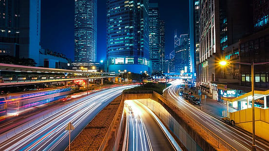 Auf diesem Bild sieht man eine Straße in Zeitraffer in Singapur. Im Hintergrund 