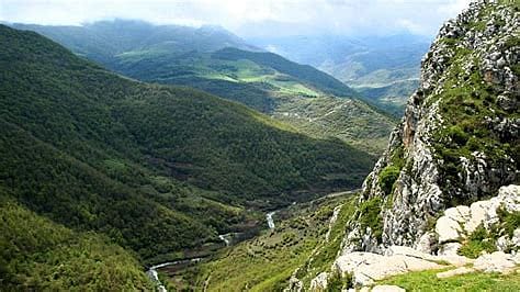 Auf diesem Bild kann man eine bergige Landschaft von Bergkarabach sehen