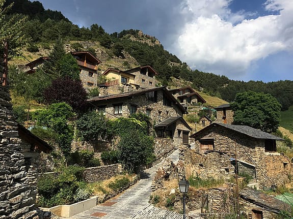 Auf diesem Bild ist ein kleines Dorf in Andorra zu sehen