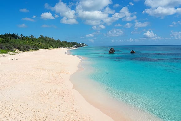 Auf diesem Bild ist ein weißer Sandstrand in Bermuda zu erkennen