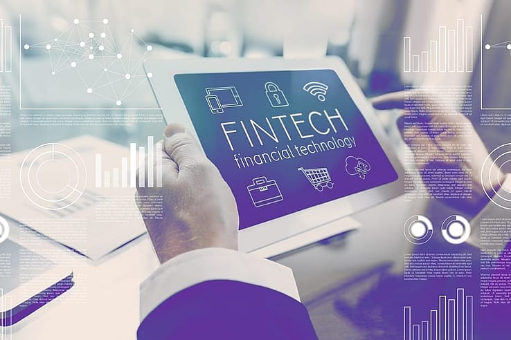 Auf diesem Bild ist eine Tablet mit der Aufschrift Fintech zu sehen