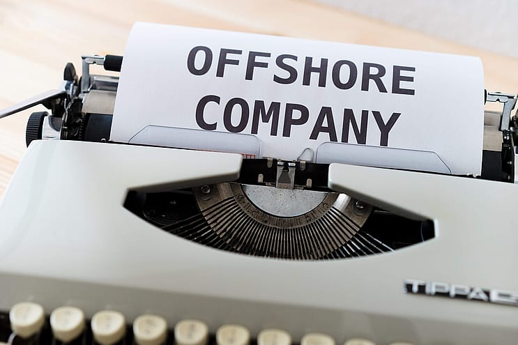 Auf diesem Bild sieht man eine alte Schreibmaschine. Es wurden die Wörter "Offshore Company" geschrieben