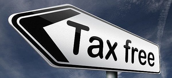 Auf diesem Bild ist ein Pfeilschild mit der Aufschrift "Tax free" zu sehen 