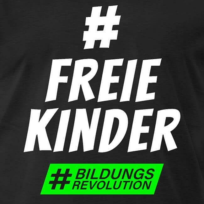 Auf diesem Bild ist die Aufschrift:"#FreieKinder # Bildungsrevolution," zu erkennen.