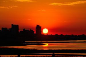 Auf diesem Bild ist eine Sonnenuntergang mit der Skyline von Asuncion zu sehen